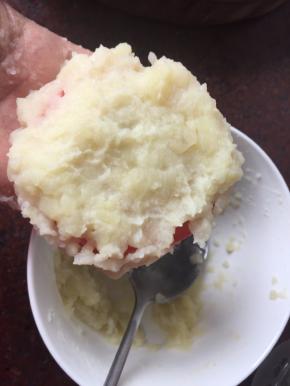 然后将土豆泥裹在番茄片上