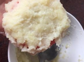 然后将土豆泥裹在番茄片上