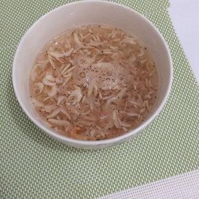 虾皮用水冲洗干净，然后用水浸泡十五分钟左右