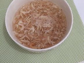 虾皮用水冲洗干净，然后用水浸泡十五分钟左右