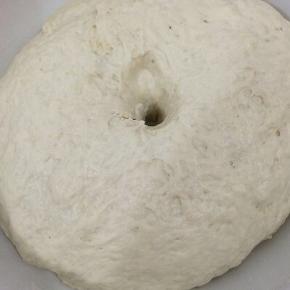 这时，发酵好的面团，拿出用手沾点面粉按在面团上，面团不回缩，证明发酵好了