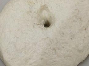 这时，发酵好的面团，拿出用手沾点面粉按在面团上，面团不回缩，证明发酵好了
