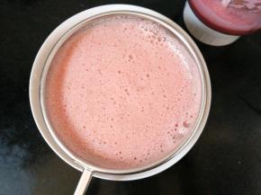 2.将西瓜放入料理机榨成汁把榨好的西瓜汁进行过滤