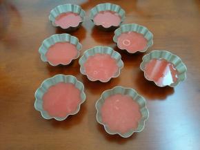 5.均匀的倒入8个模具中，6分满