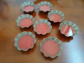 5.均匀的倒入8个模具中，6分满