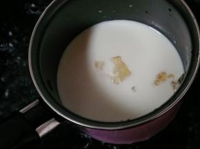 7.两小时后，开始做牛奶液，吉利丁入冷水中泡软 把泡软的吉利丁捞出来放入牛奶里 隔水加热至吉利丁融化