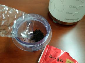 1.将红茶入料理机研磨成粉