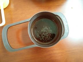 2.30克热水放入红茶粉中，放凉备用