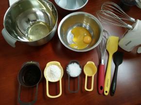 3.准备两个无水无油的盆，分离蛋黄蛋白
