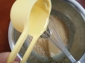 4.蛋黄中加入 油 盐 10克的糖和放凉的红茶粉水