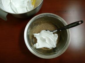 7.取三分之一的蛋白霜放入蛋黄糊中，切拌均匀（千万不要搅拌 以免消泡）