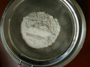 5.筛入递进面粉，搅拌均匀