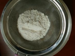 5.筛入递进面粉，搅拌均匀
