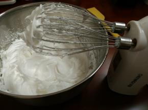 6.蛋白分三次加入40克糖，打发至硬性发泡，提起打蛋器是小尖角状