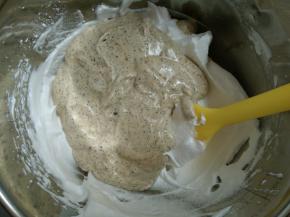 8.将切拌好的面糊倒回到剩余的蛋白霜中，切拌均匀