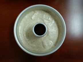 9.倒入模具中，震动掉面糊里的大气泡