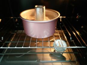 10.放入提前预热好的烤箱内，中下层，160度50分钟