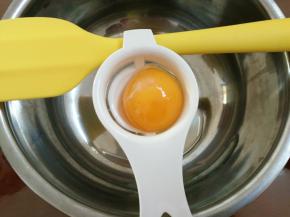 2.分离蛋清蛋黄，蛋黄分离到一个小碗里备用