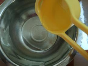 3.油水加入盆中搅拌至乳化