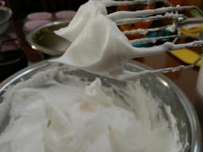 6.蛋白分三次加糖打发至硬性发泡（提起打蛋器有小尖角）