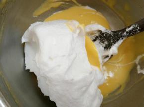 7.取3分之一的蛋白霜放入蛋黄糊内切拌均匀后倒入蛋白霜中继续切拌或者翻拌均匀