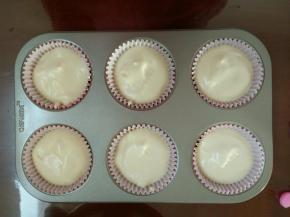 8.用冰激凌勺舀到模具内（也可以用小勺子或者裱花袋）震动气泡