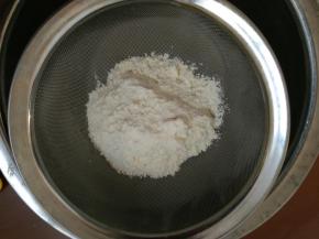 4.筛入低筋面粉