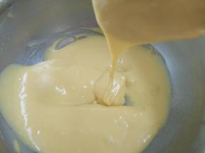 5.加入蛋黄搅拌均匀