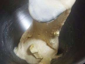 除黄油、芝麻外的所有材料放入厨师机（我用的是海氏HM770），用1档揉成团后，换3档揉至扩展阶段，加入软化的黄油。