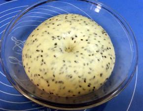 面团发酵至两倍大即可，用手在面团上戳个洞，洞口不回缩不塌陷，表示发酵完成。