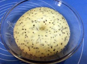 面团发酵至两倍大即可，用手在面团上戳个洞，洞口不回缩不塌陷，表示发酵完成。