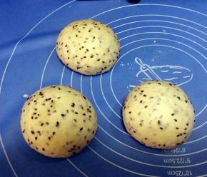 发酵好的面团分成三等份，分别滚圆，盖保鲜膜松驰15分钟；