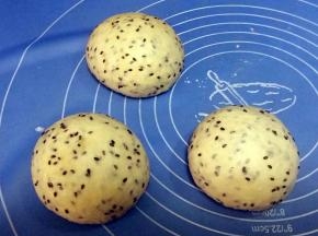 发酵好的面团分成三等份，分别滚圆，盖保鲜膜松驰15分钟；