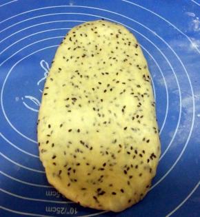 取一松驰好的面团，擀成椭圆形。