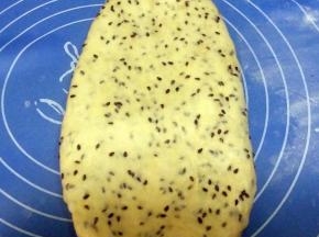 取一松驰好的面团，擀成椭圆形。