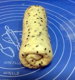 翻面卷起，收口朝下，盖保鲜膜松驰15分钟；