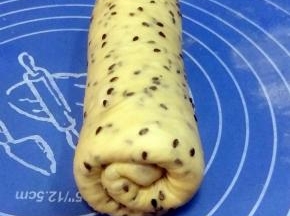 翻面卷起，收口朝下，盖保鲜膜松驰15分钟；