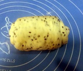 翻面，卷起，放入吐司模中，盖上保鲜膜，放温暖处发酵；