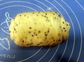 翻面，卷起，放入吐司模中，盖上保鲜膜，放温暖处发酵；