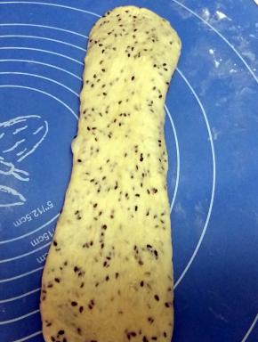 将松驰好的面团，收口朝上，擀长，面团边上的气泡用手拍掉；