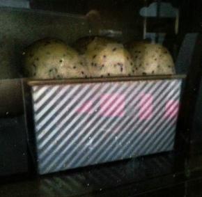 烤箱预热180度，底层，烤40分钟。上色后要及时加盖锡纸。温度和时间仅供参考，请根据自家烤箱灵活掌握。