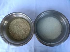 藜麦和糯米洗净，加水浸泡50分钟。