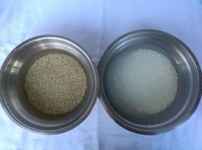 藜麦和糯米洗净，加水浸泡50分钟。