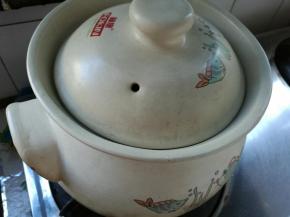 砂锅坐火上，加入清水，煮开。