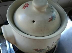 砂锅坐火上，加入清水，煮开。