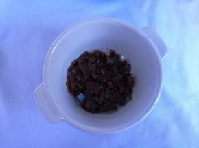 阿胶用厨房纸巾类包住，敲碎。