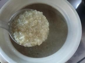 至阿胶烊化，粥浓稠。