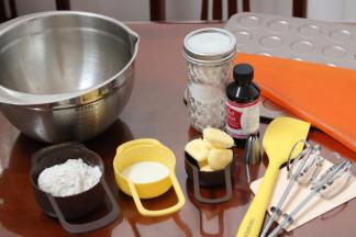 1.将黄油切小块室温软化