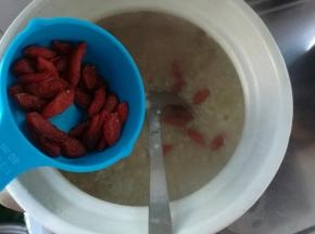 加入洗净的枸杞，煮2分钟稍微变软即可。