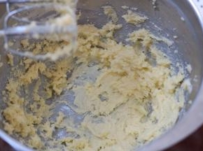 2.将软化好的黄油低速打散后筛入糖粉打至顺滑成